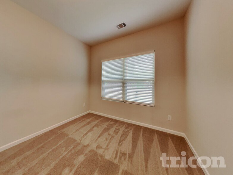 Building Photo - 1576 Queen Elizabeth Dr