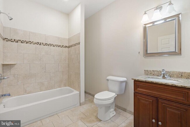 Building Photo - 118-20 Richmond St