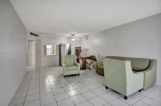 Building Photo - 1301 NE 191st St