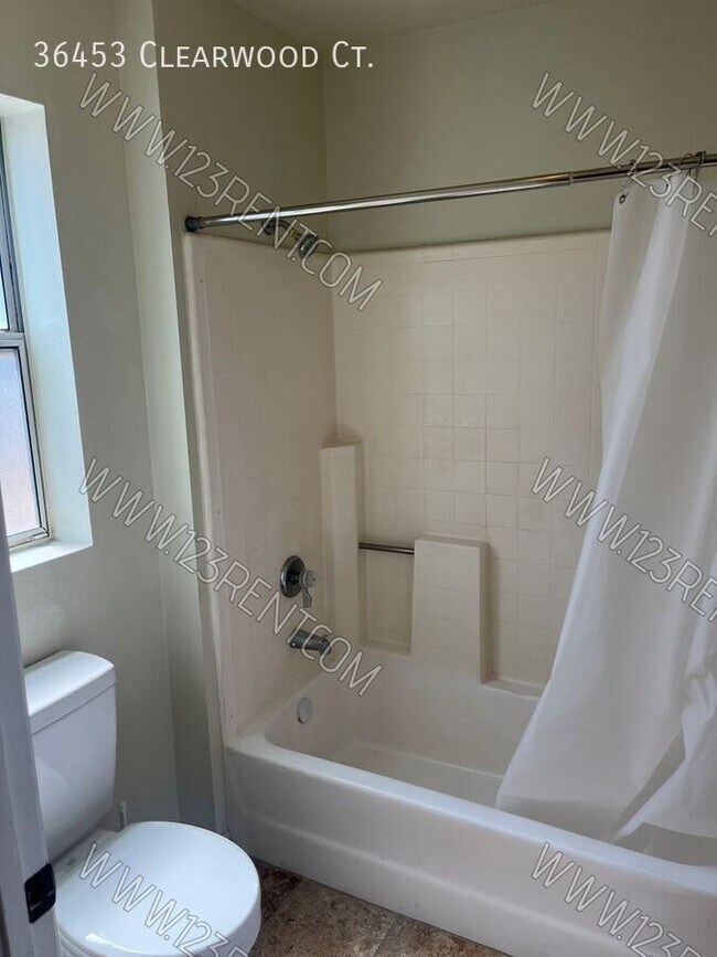 Building Photo - 36453 Clearwood Ct