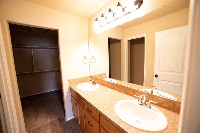 Building Photo - Newer Construction Townhome in Canby