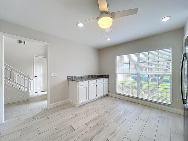 Building Photo - 900 W Charing Cross Cir