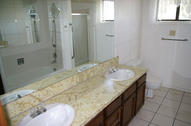 Building Photo - 809 Cherokee Ln