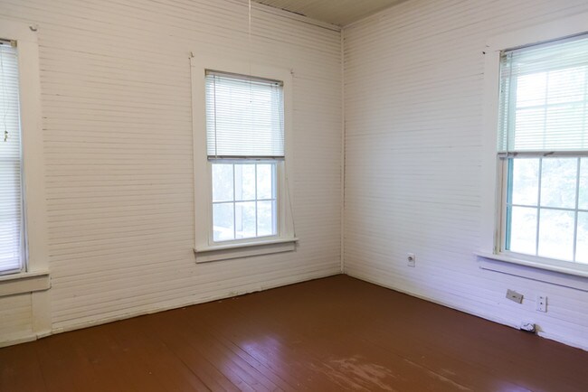 Building Photo - Charming Country home off the beaten path.