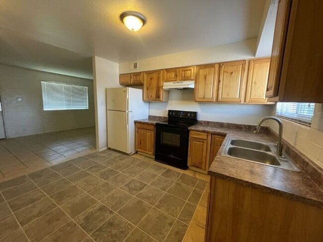 Building Photo - 4821 E Willetta St