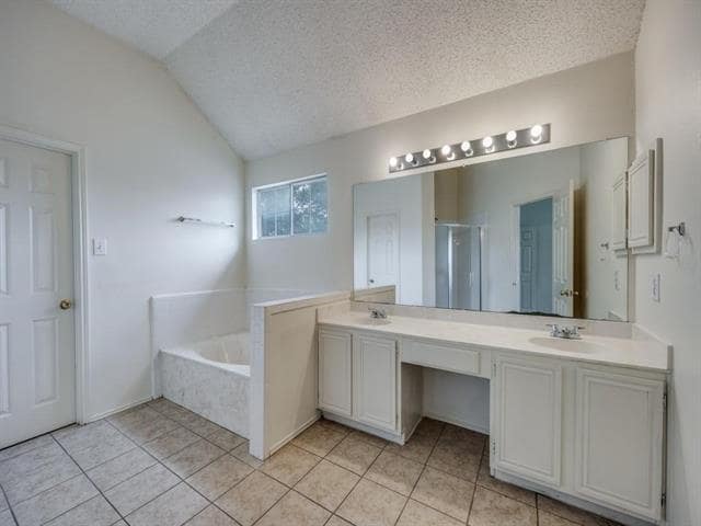 Building Photo - 833 Bellflower Dr