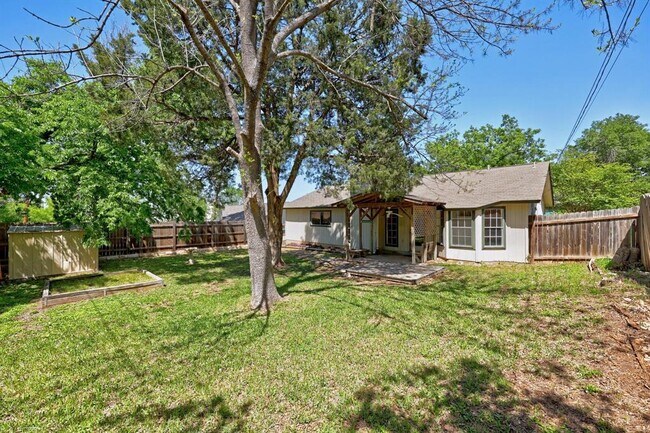 Building Photo - 2304 Silver Spur Dr