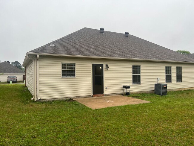 Building Photo - 3318 Arkansas Dr