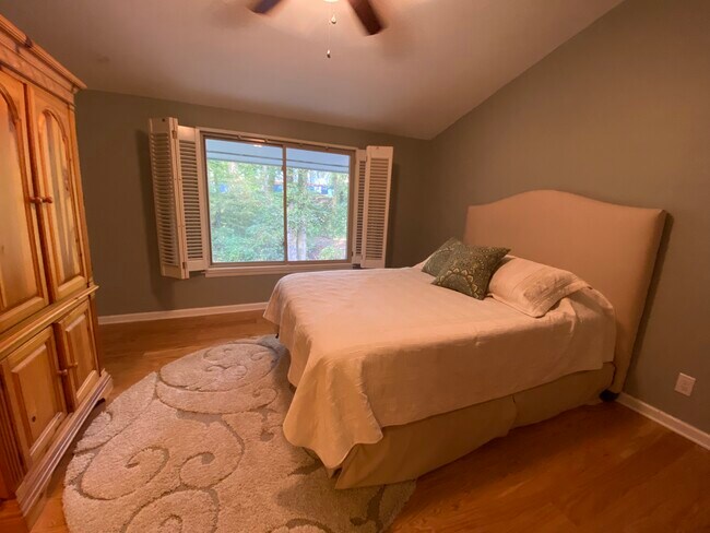 Building Photo - 4889 Lake Forrest Dr