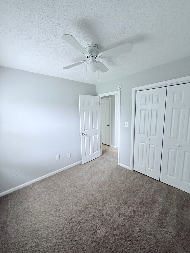 Building Photo - Modern Comfort Meets Convenience – Renovat...