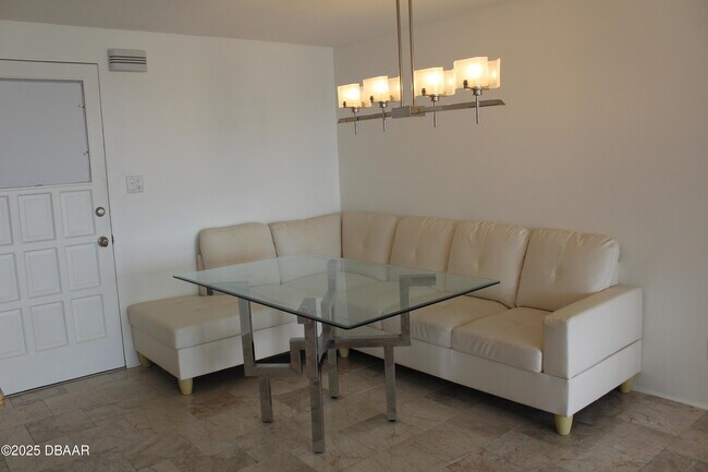 Building Photo - 404 S Beach St