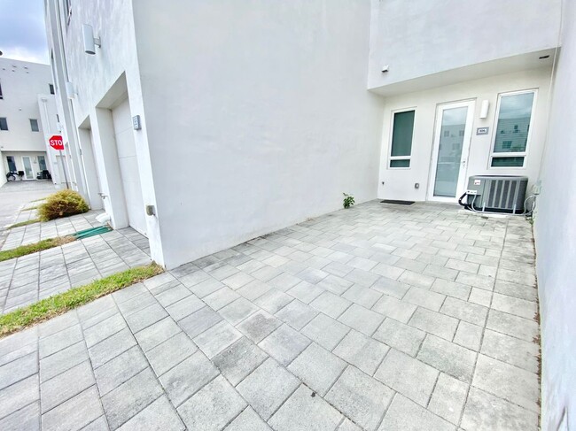 Building Photo - 6415 NW 102nd Path