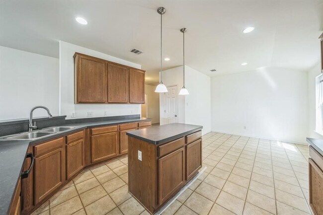 Building Photo - 18509 Sandy Bottom Dr