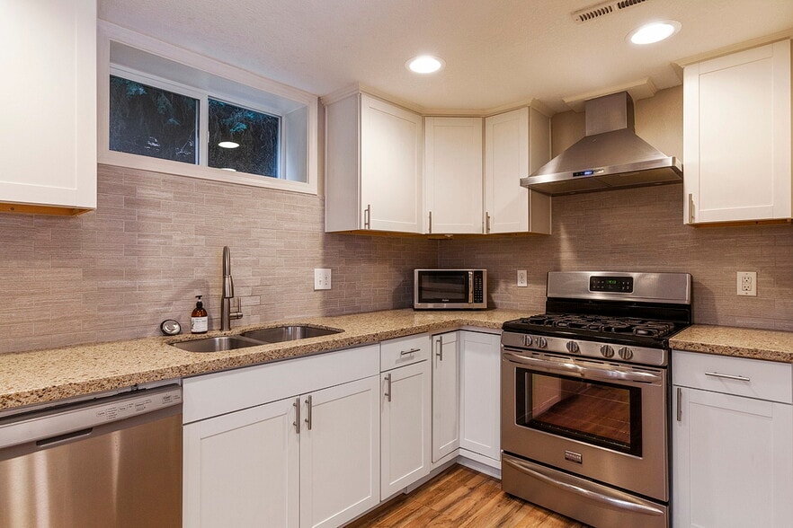 Building Photo - 3384 SE Gladstone St