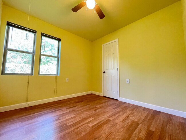 Building Photo - 3 bedroom Duplex by the Lake