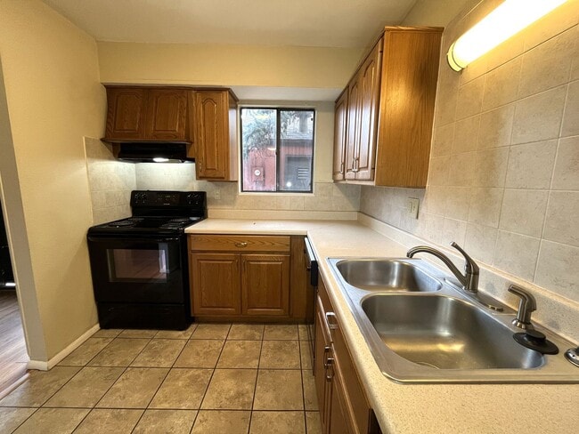 Building Photo - 3 Bed Fort Collins Condo Available Now Near CSU | Parking Included + $300 Off First Month