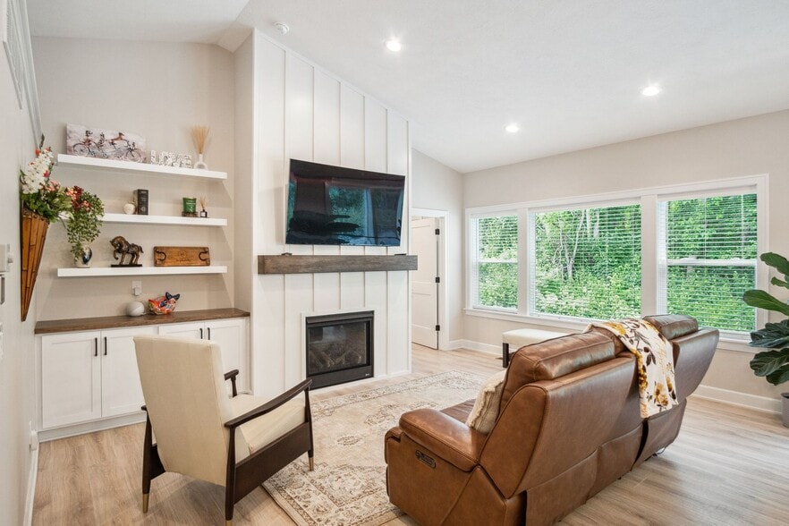 Building Photo - 6195 Hilltop Ct