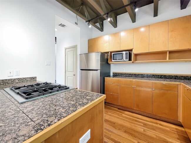 Building Photo - 321 E 20th St