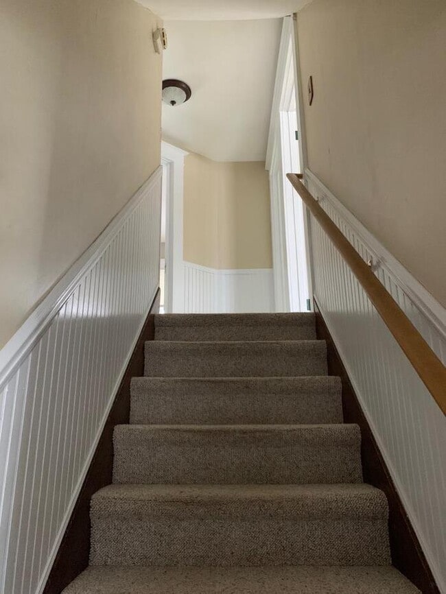 Building Photo - Gorgeous 4 bedroom 2 bath house with one s...