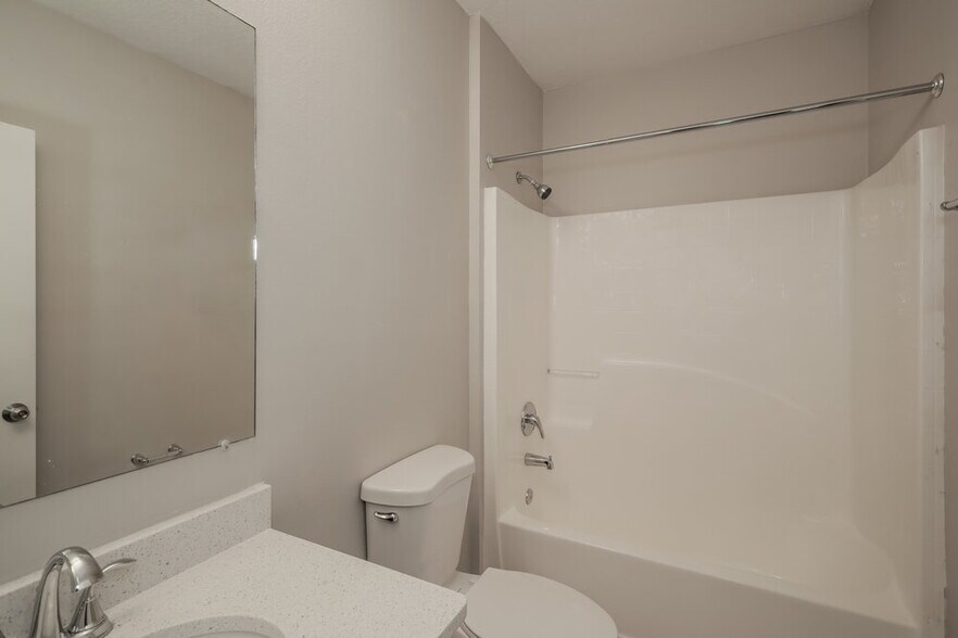 Building Photo - 10305 Magnolia Hills Dr