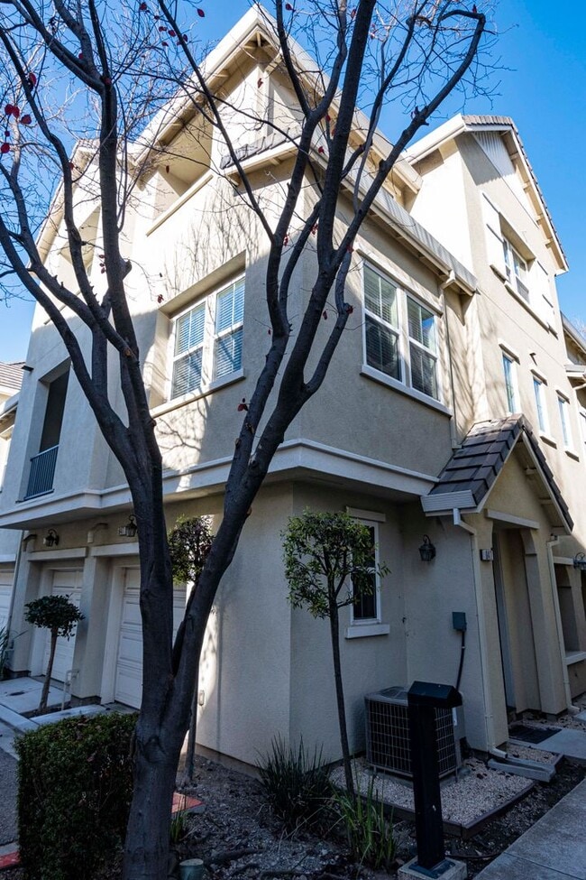 Building Photo - 947 Kestral Way