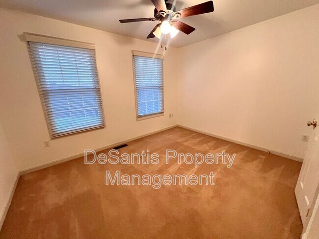 Building Photo - 945 Montclair Dr