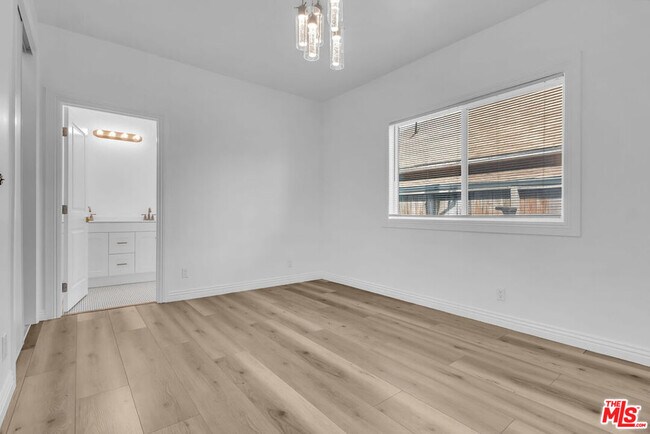 Building Photo - 261 W 43rd Pl