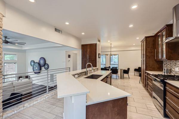 Building Photo - 2203 Doral Dr