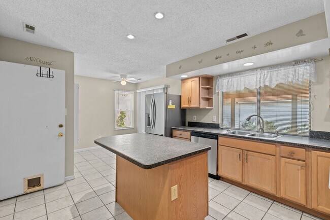 Building Photo - 904 Scarlet Oak Ct N