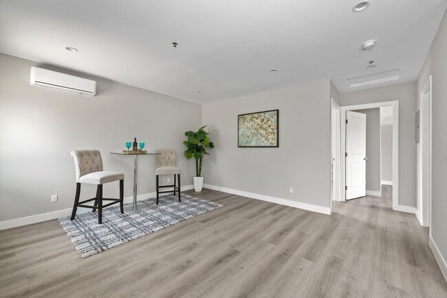 Building Photo - Reposado