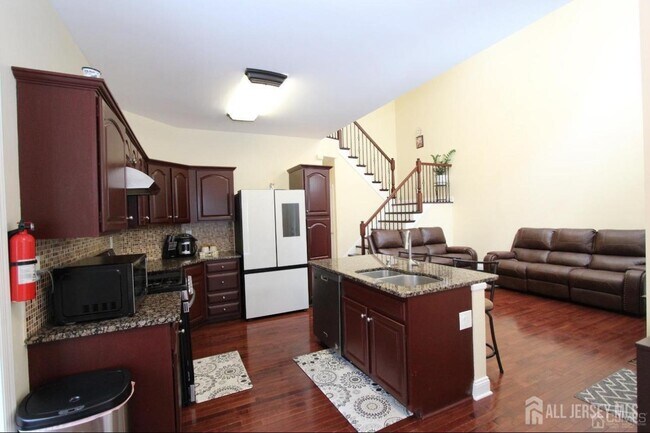 Building Photo - 96 Marion Dr