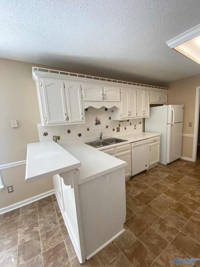 Building Photo - 523 Farmingdale Rd SE