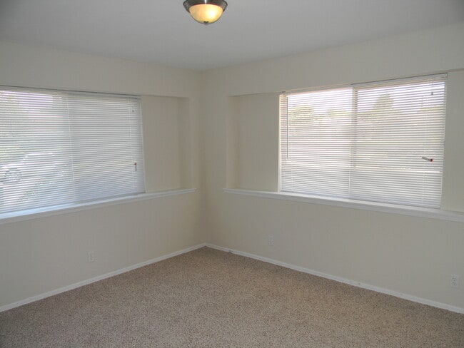 Building Photo - 1404 E Sycamore Ave