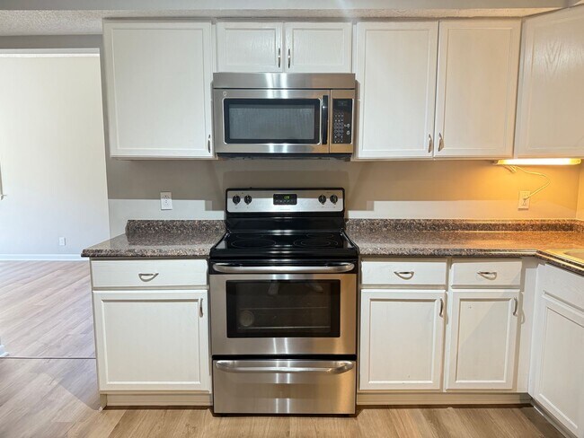 Building Photo - Bellevue!  2 Bedroom / 2 Bath House w/ Loft!  Renovated - Pet Friendly
