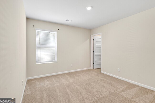 Building Photo - 122 Silver Birch Pass