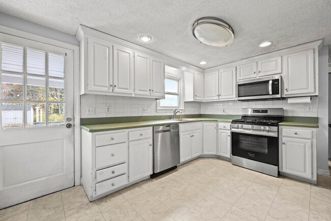 Building Photo - 133 Robbins Ave