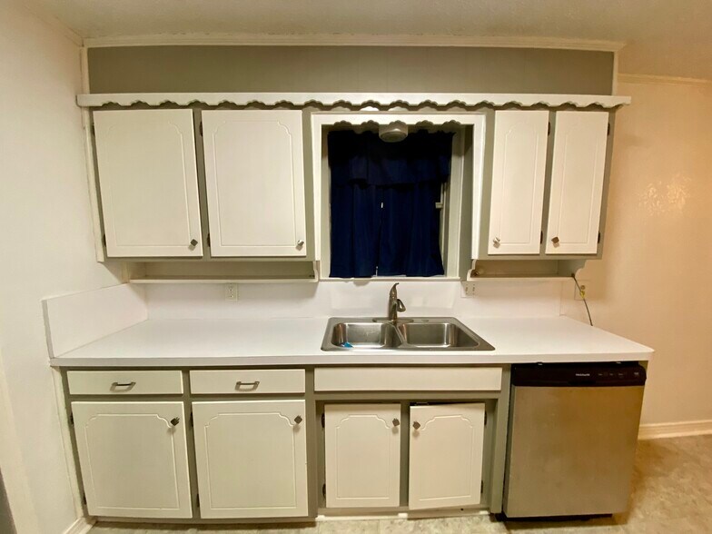 Building Photo - 613 NW Sandra Ln