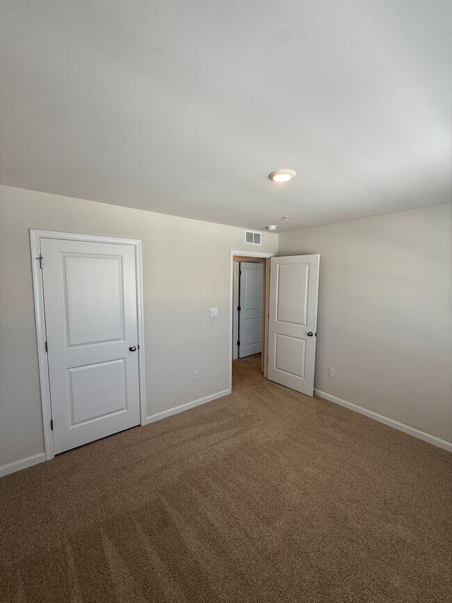 Building Photo - Beautiful 4BR Home with Garage & Modern Kitchen in Greenway Farms