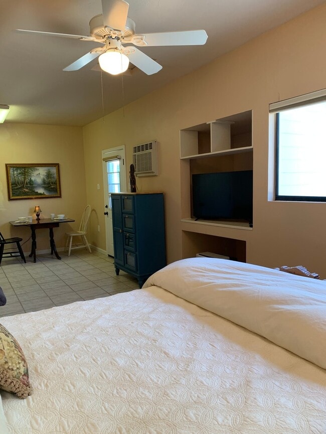 Building Photo - Studio