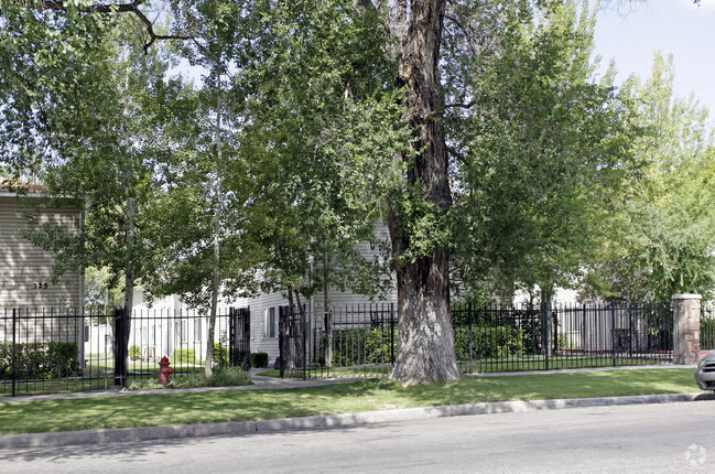 Building Photo - Country Oaks