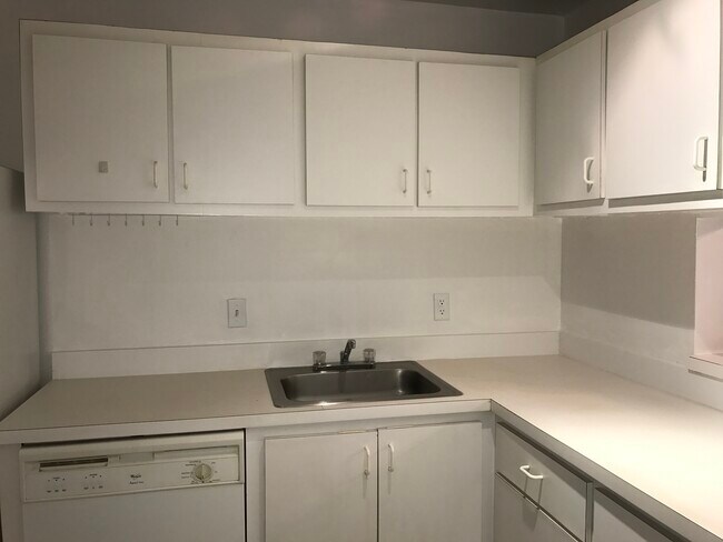 Building Photo - 6904 N Kendall Dr