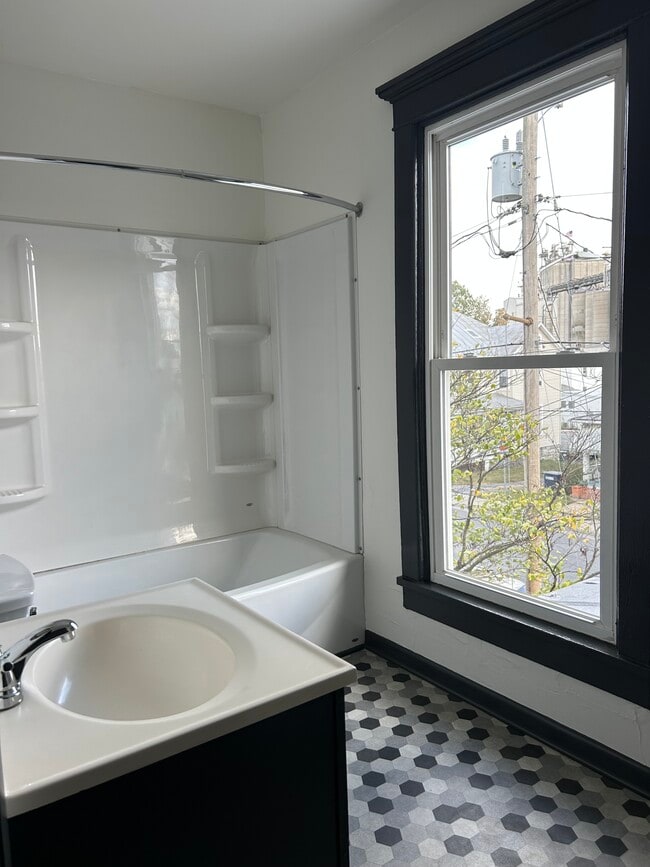 Bath - 407 Collicello St