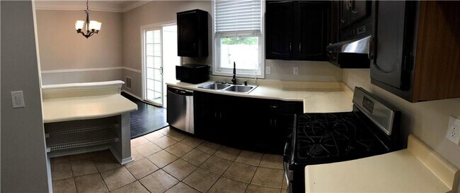 Building Photo - 2 Bed/2.5 Bath townhome - great Doraville ...
