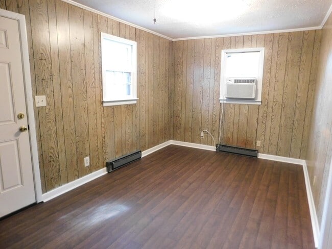 Building Photo - 402 S Elm St