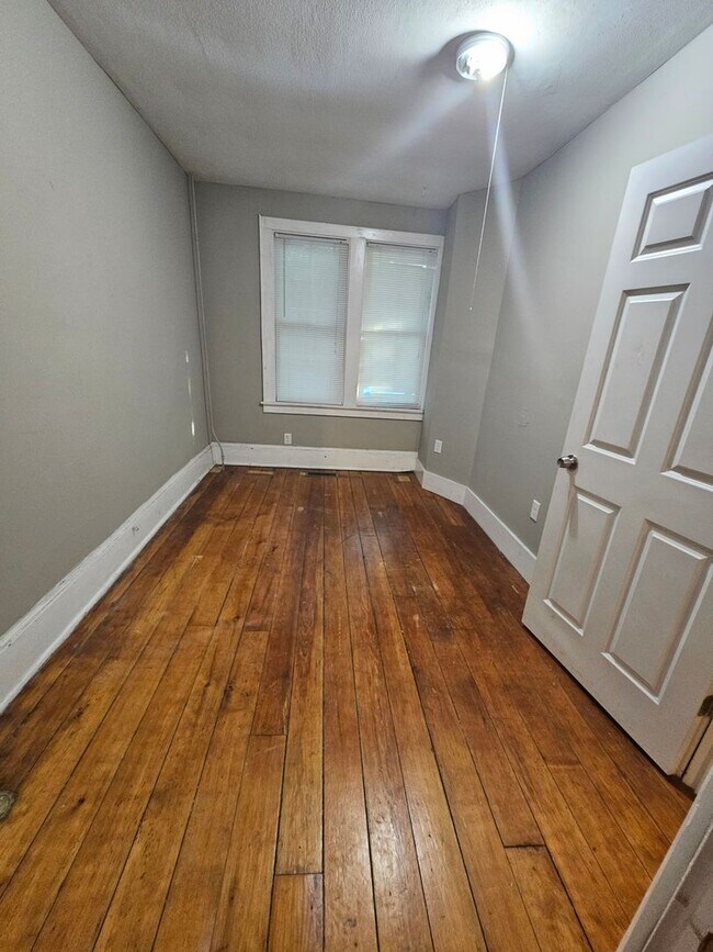 Building Photo - 3 Bedroom Single Family