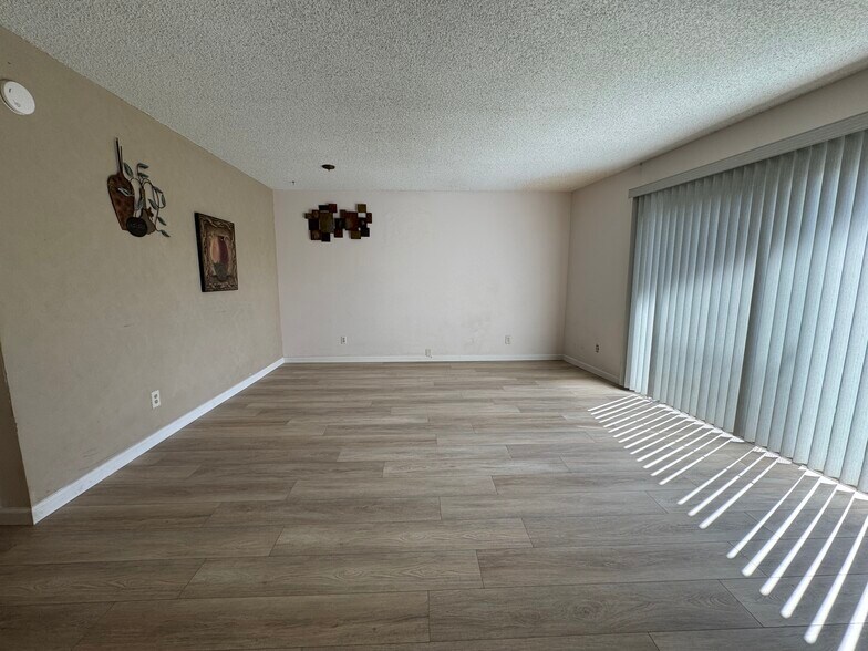Building Photo - 1122 Avenida de las Estrellas