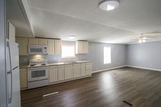 Building Photo - 351 Green Oaks Ct
