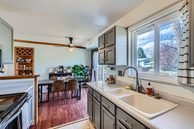 Building Photo - 3830 Pearl Dr