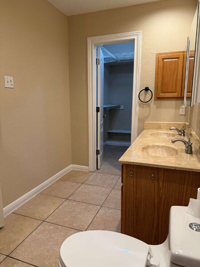 Building Photo - Beautiful Kitchen and Open Floor Plan