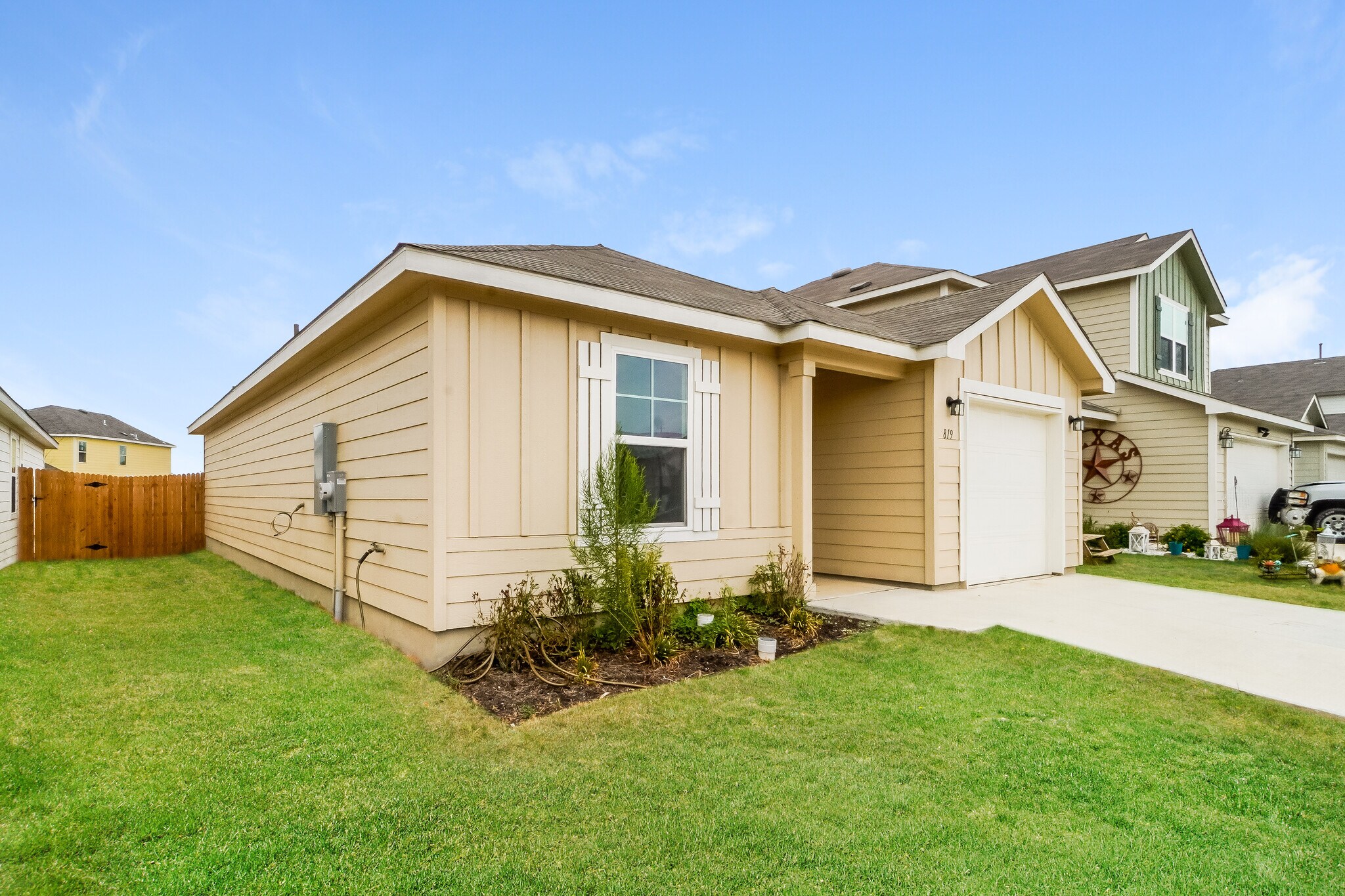 Building Photo - 819 Retama Pass